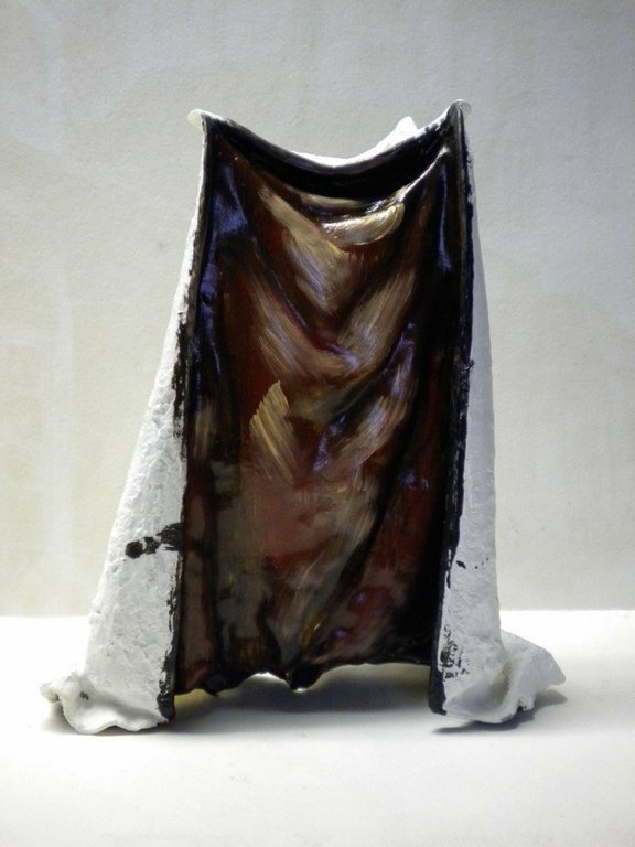 Cape de figurine peinte en dégradés brun-violet, intérieur détaillé et revers blanc non peint