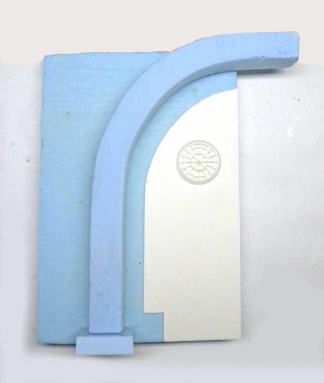 Décor de socle en mousse bleue sculptée avec arche et rosace gravée pour figurine