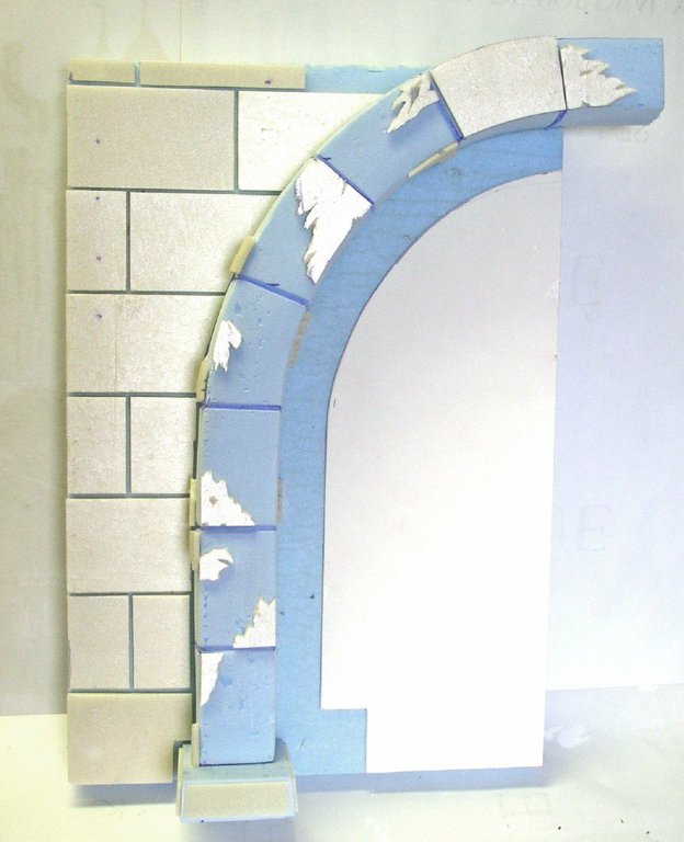 Mur de pierres et arche en polystyrène sculpté pour décor de figurine en construction