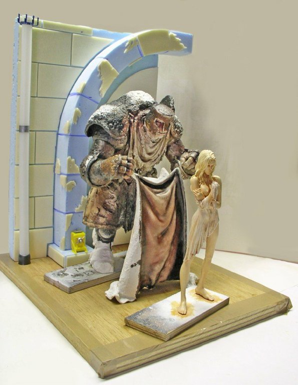 Diorama figurine d'un guerrier monstrueux tendant une cape à une jeune femme devant une arche
