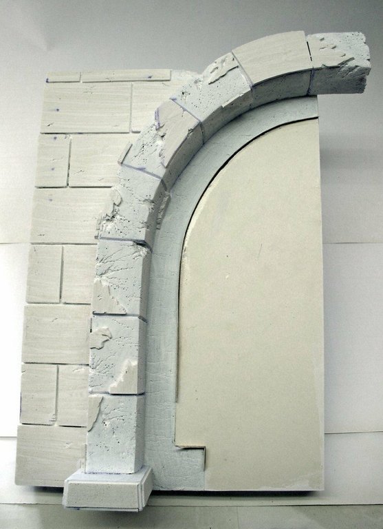 Maquette de socle représentant une arche en pierre sculptée non peinte avec mur de briques