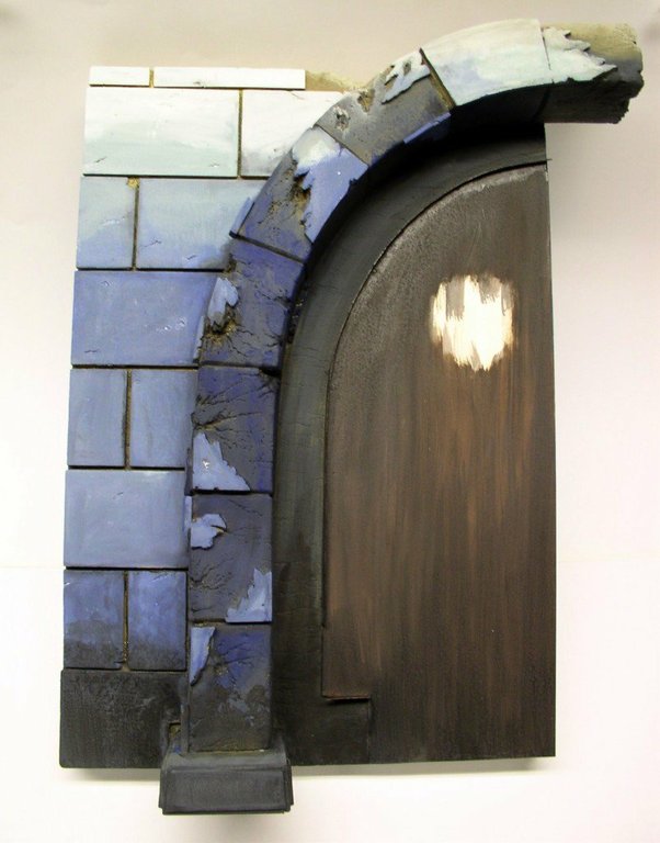 Socle de diorama avec arche en briques bleues peintes et porte voûtée sombre