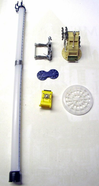 Pièces détachées de figurine en cours de montage et de peinture sur fond clair