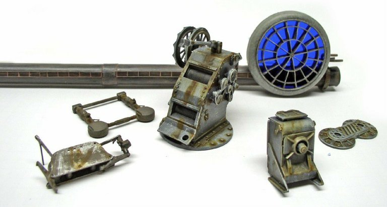 Pièces métalliques peintes vieillies d'une figurine avec élément circulaire bleu en arrière-plan