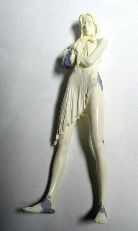 Figurine résine non peinte d'une femme en robe drapée, pièces assemblées avant mise en peinture