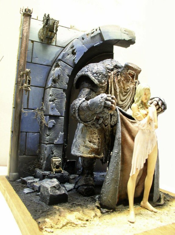Diorama du gardien monstrueux protégeant une jeune femme devant une arche de pierre en ruine