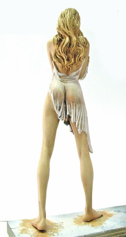 Figurine peinte vue de dos, femme aux longs cheveux blonds vêtue d'un drapé blanc