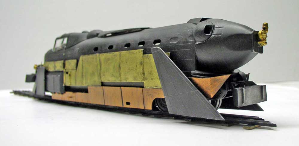 Maquette de locomotive blindée allemande noire avec blindage doré et soc avant triangulaire