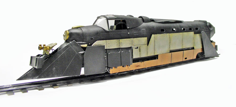Maquette de train blindé allemand noir avec chasse-pierres et détails laiton sur rails