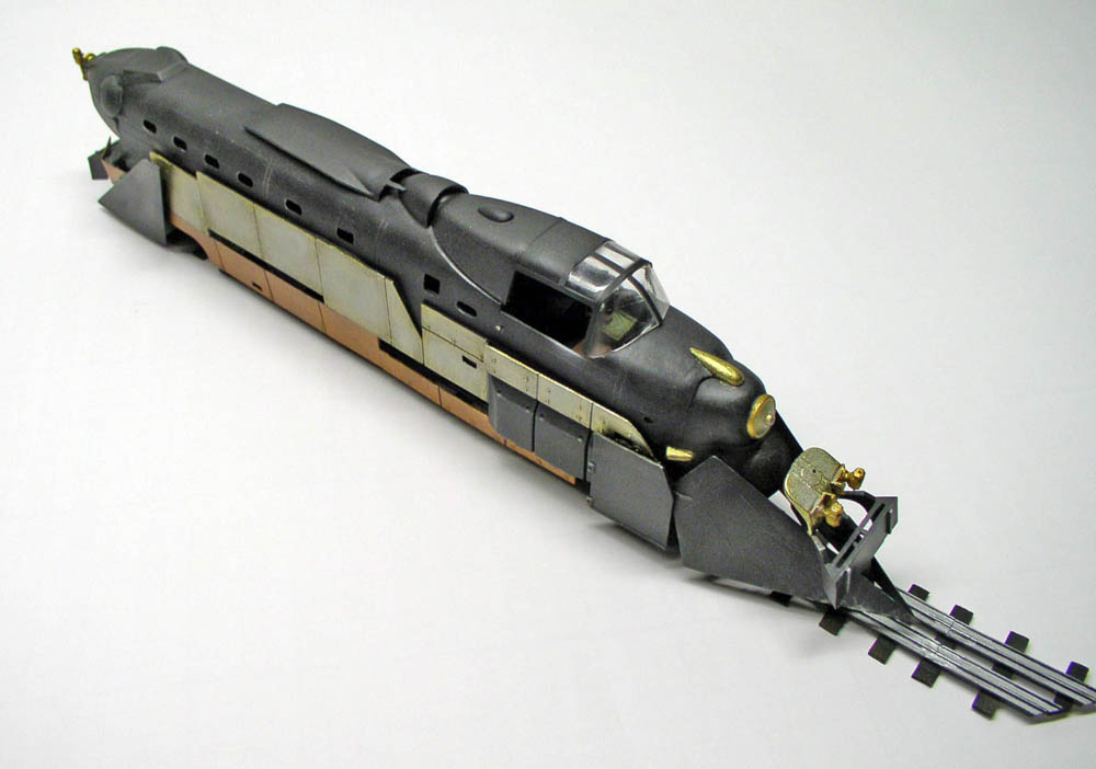 Maquette de locomotive blindée allemande gris foncé avec détails laiton sur rails