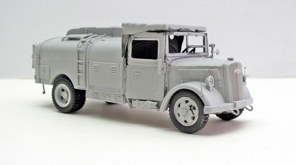 Maquette grise non peinte d'un camion-citerne allemand Opel Blitz vue de trois quarts avant