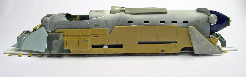 Maquette de locomotive blindée allemande en cours de montage vue de profil sur rails