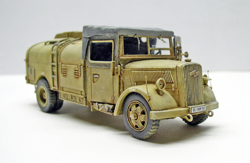 Maquette de camion-citerne militaire allemand sable avec bâche grise, vue trois quarts avant