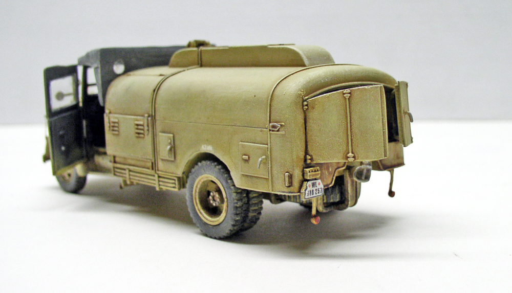 Maquette de camion-citerne militaire allemand sable vu de trois-quarts arrière avec plaque WL