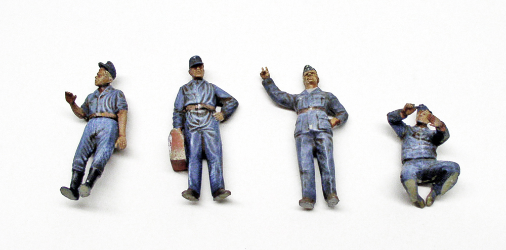 Quatre figurines peintes de soldats en uniforme bleu, équipage du train blindé allemand