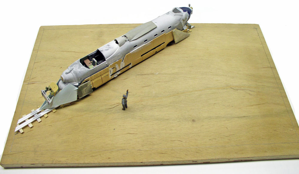 Maquette de train blindé allemand en construction sur socle bois avec figurine et rails