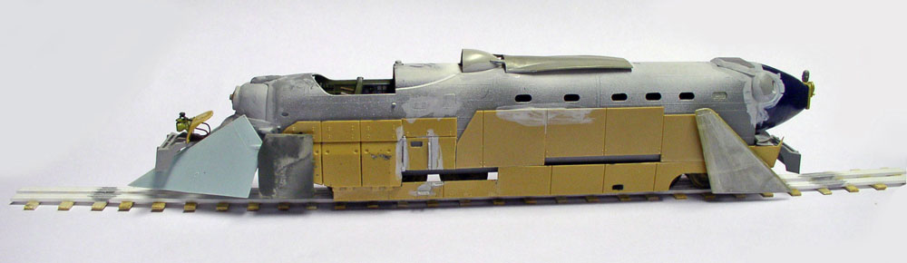 Maquette de locomotive blindée allemande en cours de montage posée sur des rails