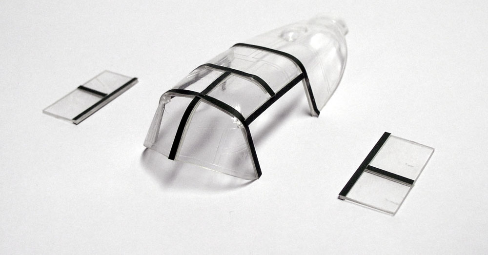 Verrière transparente de maquette aux montants peints en noir au Klir, avec deux vitres
