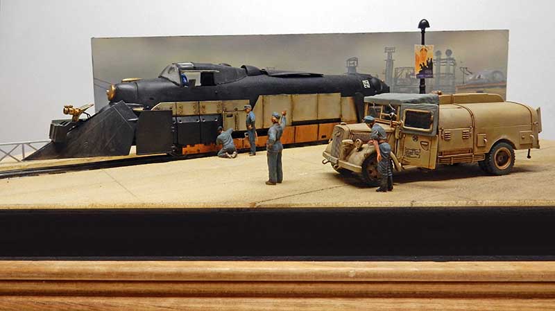 Diorama de train blindé allemand noir avec figurines de soldats et camion-citerne kaki