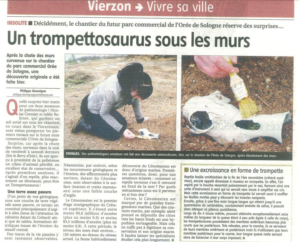 Coupure de presse Vierzon titrée Un trompettosaurus sous les murs avec photos de fouilles paléontologiques sur un chantier