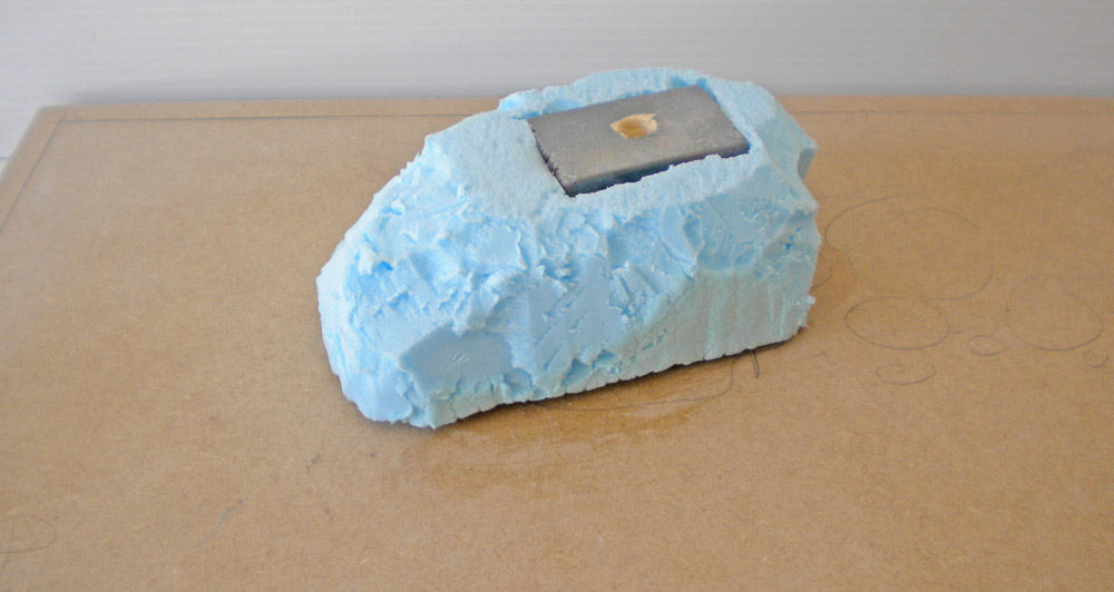 Bloc de mousse polystyrène bleue sculpté en socle avec plaque métallique pour maquette