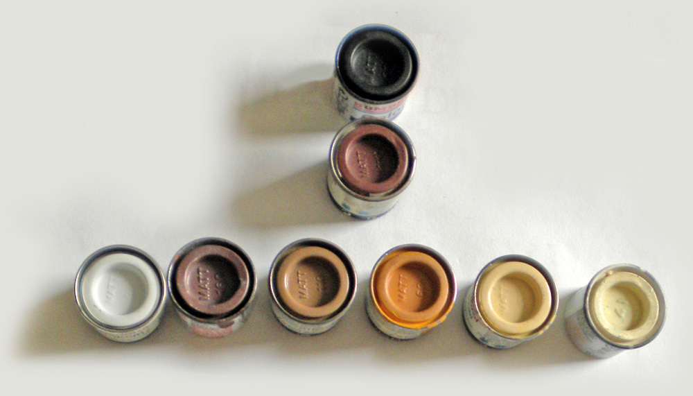 Pots de peinture maquette mats aux teintes variées utilisés pour peindre le Velociraptor
