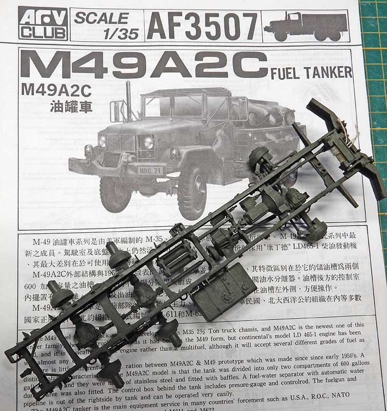Châssis de maquette AFV Club M49A2C au 1/35 posé sur la notice de montage