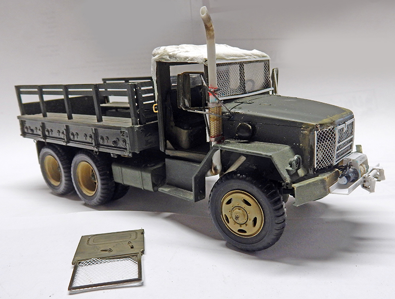 Maquette de camion militaire M35A2 vert kaki à six roues avec portière détachée au premier plan
