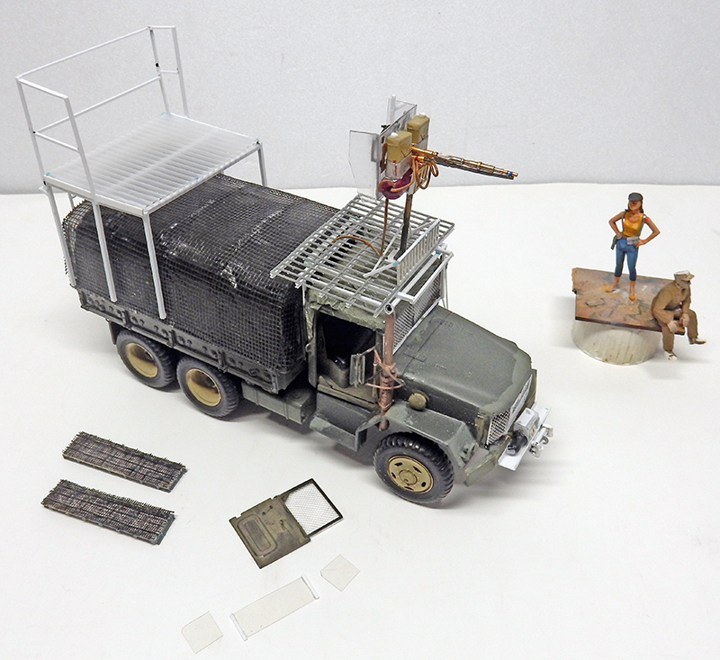 Maquette de camion militaire M35A2 blindé avec mitrailleuse et deux figurines de survivants