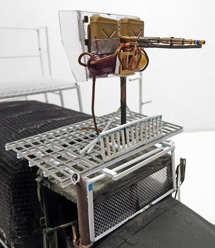 Maquette de mitrailleuse improvisée montée sur la galerie de toit d'un camion militaire