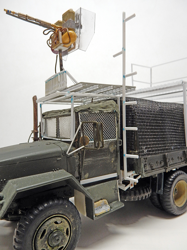 Maquette de camion militaire M35A2 blindé avec mitrailleuse Gatling montée sur le toit