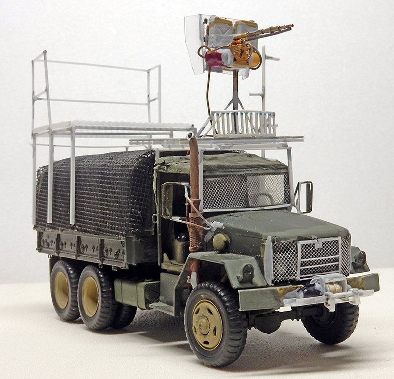 Maquette de camion militaire M35A2 modifié avec mitrailleuse sur tourelle surélevée et armatures grillagées