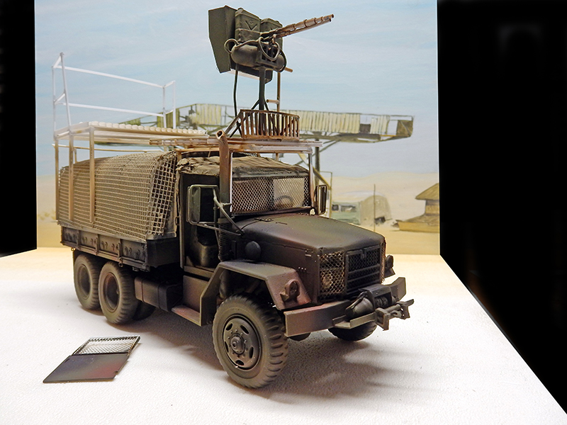 Maquette de camion militaire M35A2 blindé avec mitrailleuse sur toit, décor désertique