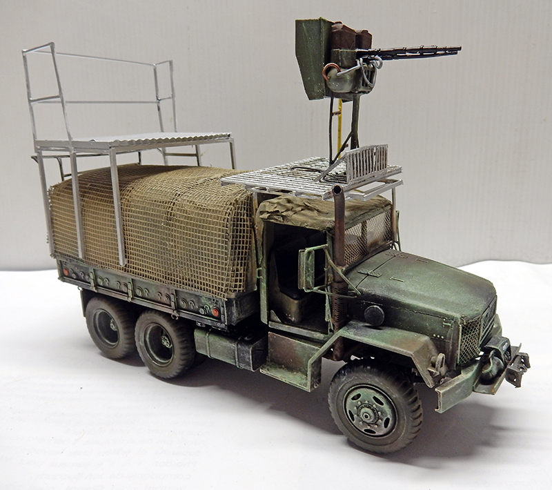 Maquette de camion militaire M35A2 vert avec mitrailleuse sur tourelle et bâche grillagée