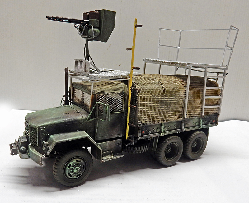 Maquette de camion militaire M35A2 modifié avec mitrailleuse et plateforme blindée, style Resident Evil Extinction