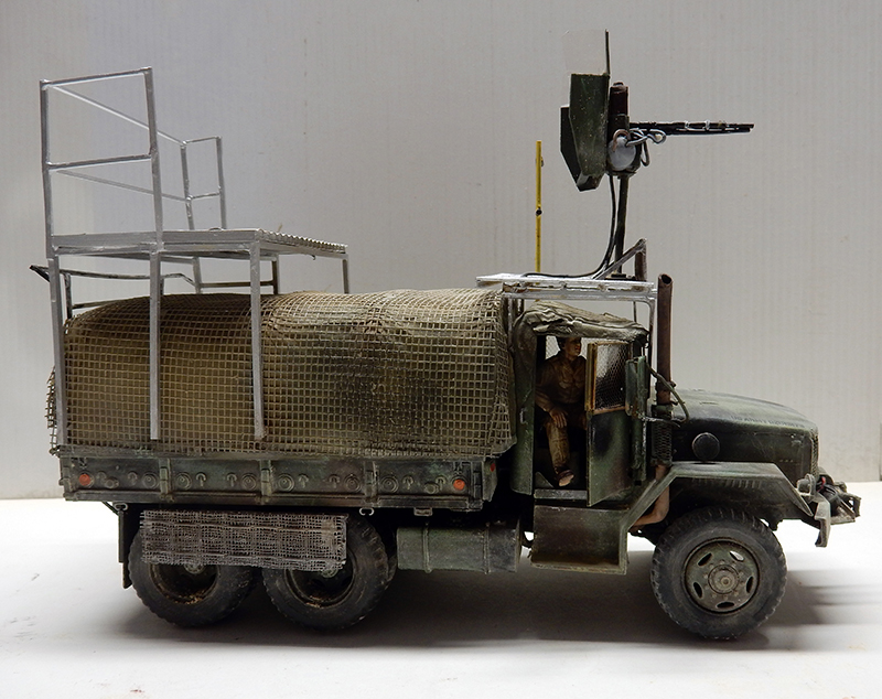 Maquette de camion militaire M35A2 vu de profil avec mitrailleuse et plateforme, style Resident Evil Extinction