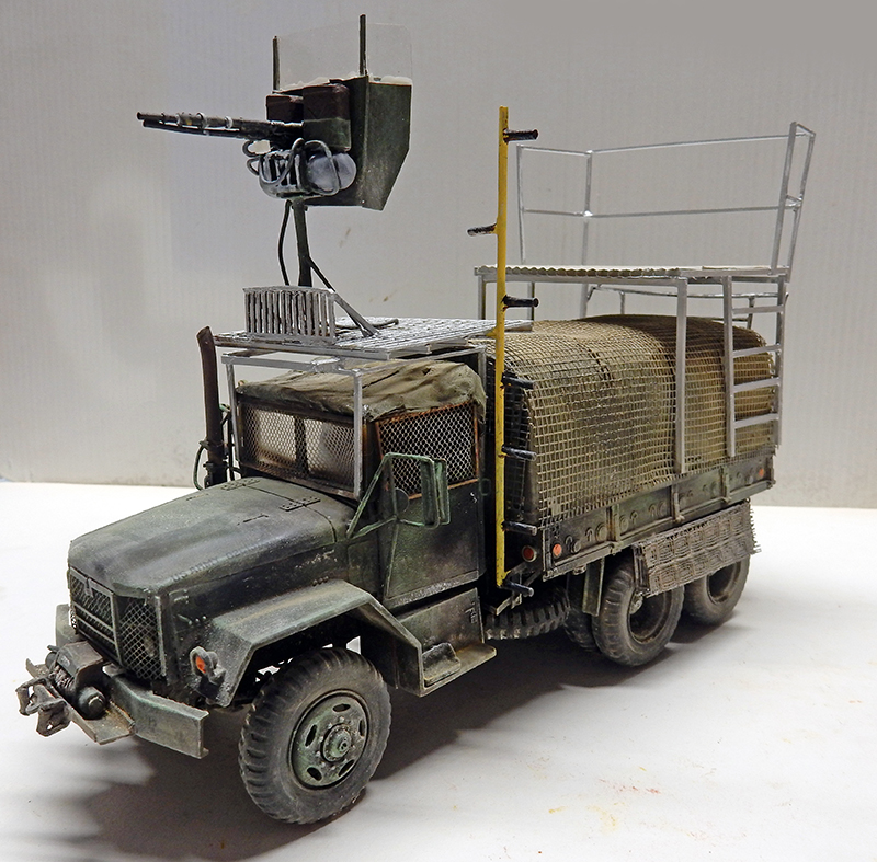 Maquette de camion militaire M35A2 blindé avec mitrailleuse et plateforme grillagée, style Resident Evil Extinction