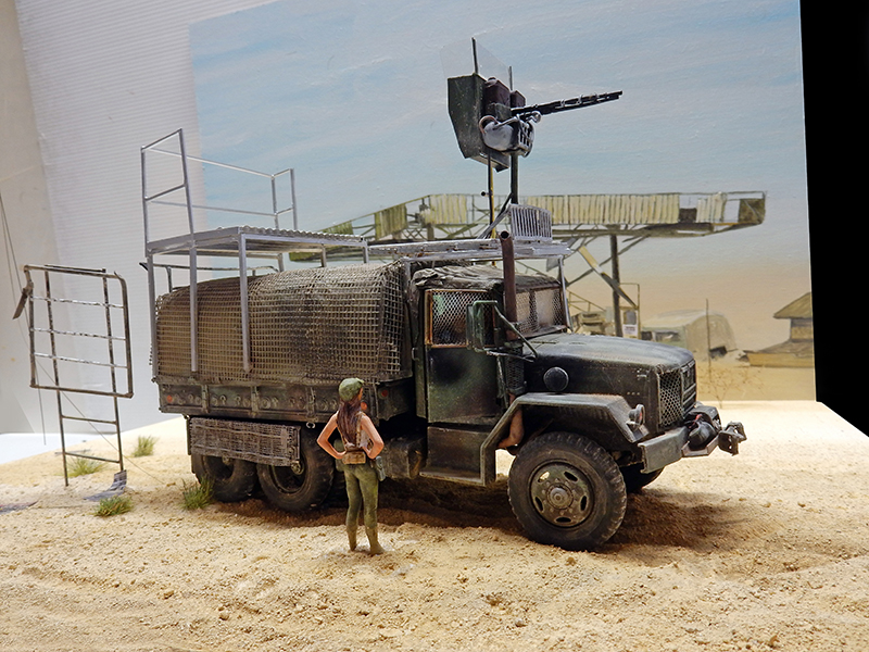 Diorama désertique avec camion militaire M35A2 blindé, mitrailleuse et figurine féminine