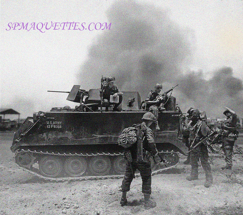 Photomontage noir et blanc du M113 A1 ACAV entouré de fantassins, fumées à l'horizon