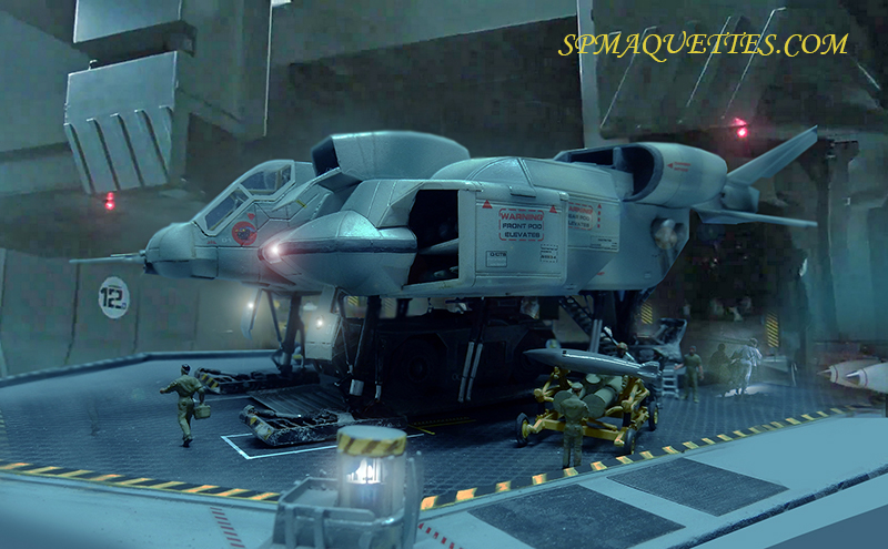 Diorama de hangar futuriste avec navette de débarquement, figurines et munitions sous éclairage bleuté
