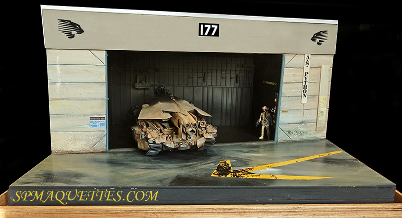 Diorama du hangar 177 abritant l'A.S. Python 2085 avec pilote et tarmac