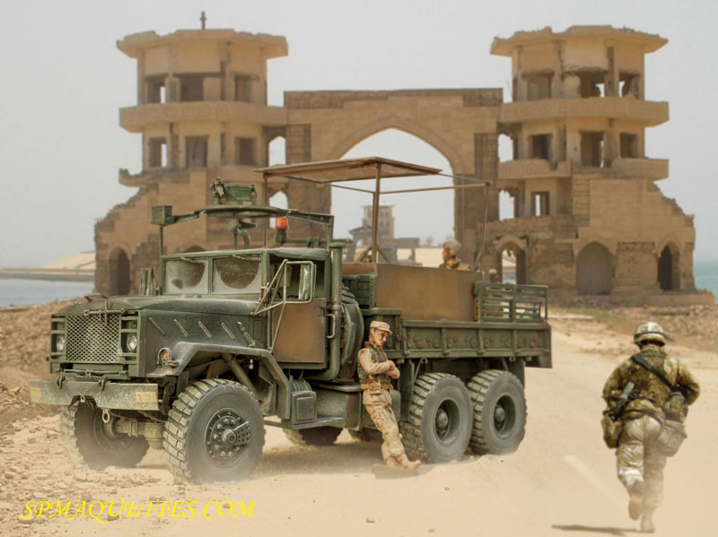 Photomontage du camion M923 Big Foot et soldats devant des ruines en bord de mer