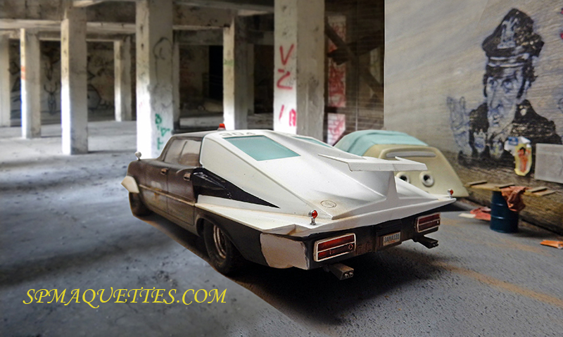 Voiture futuriste blanche vue de trois quarts arrière dans un parking désaffecté couvert de graffitis