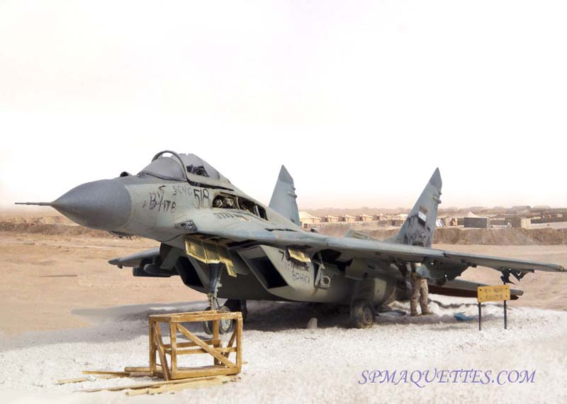Diorama d'un Mig 29 Fulcrum capturé, tagué, exposé sur sable désertique avec figurine