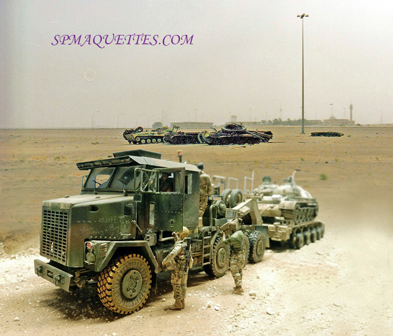 Photomontage du HET 1070 Oshkosh remorquant un char, soldats et épaves dans le désert