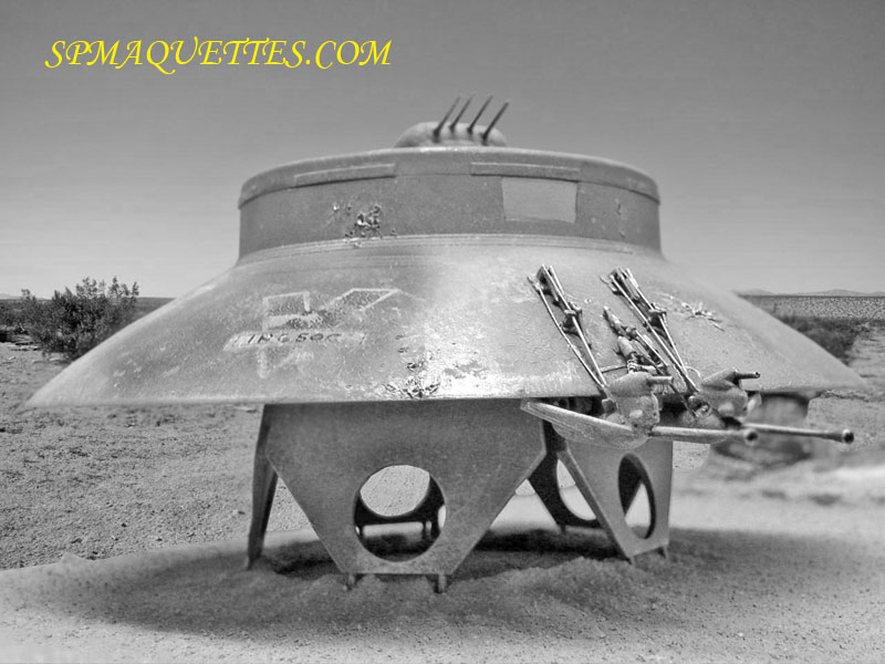 Maquette de soucoupe volante INGSOC posée sur trépied dans un désert, photomontage noir et blanc