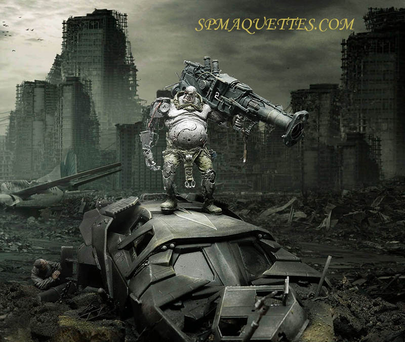Photomontage de figurine cyborg obèse armée, debout sur un véhicule détruit, ville en ruines