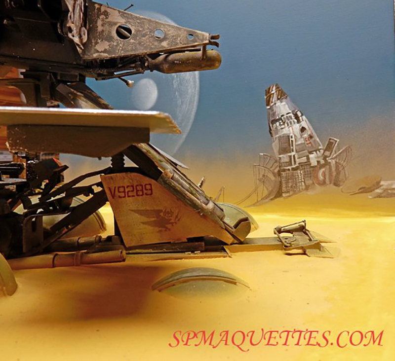 Diorama d'épaves spatiales ensablées sur planète désertique jaune, lunes à l'horizon