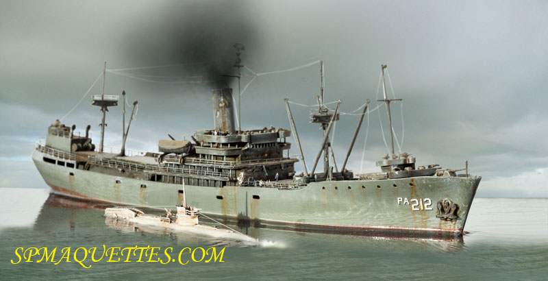 Maquette de Liberty ship gris PA-212 crachant une épaisse fumée noire sur une mer calme