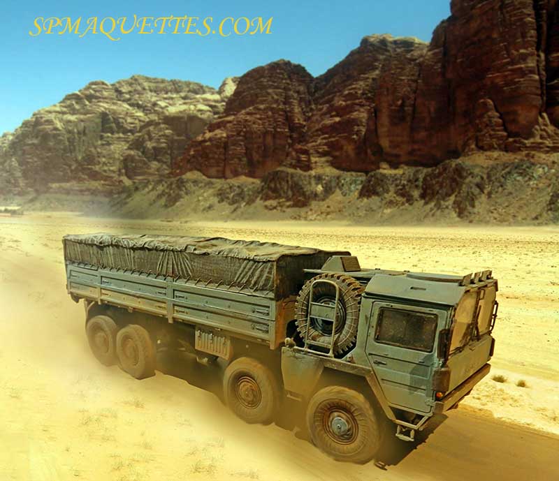 Photomontage : camion militaire MAN 8x8 bâché roulant sur une piste désertique poussiéreuse